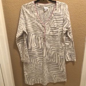 NWOT Jaclyn Smith Sleep Shirt. Gray/Off White. Pink piping detail.  Large. Soft